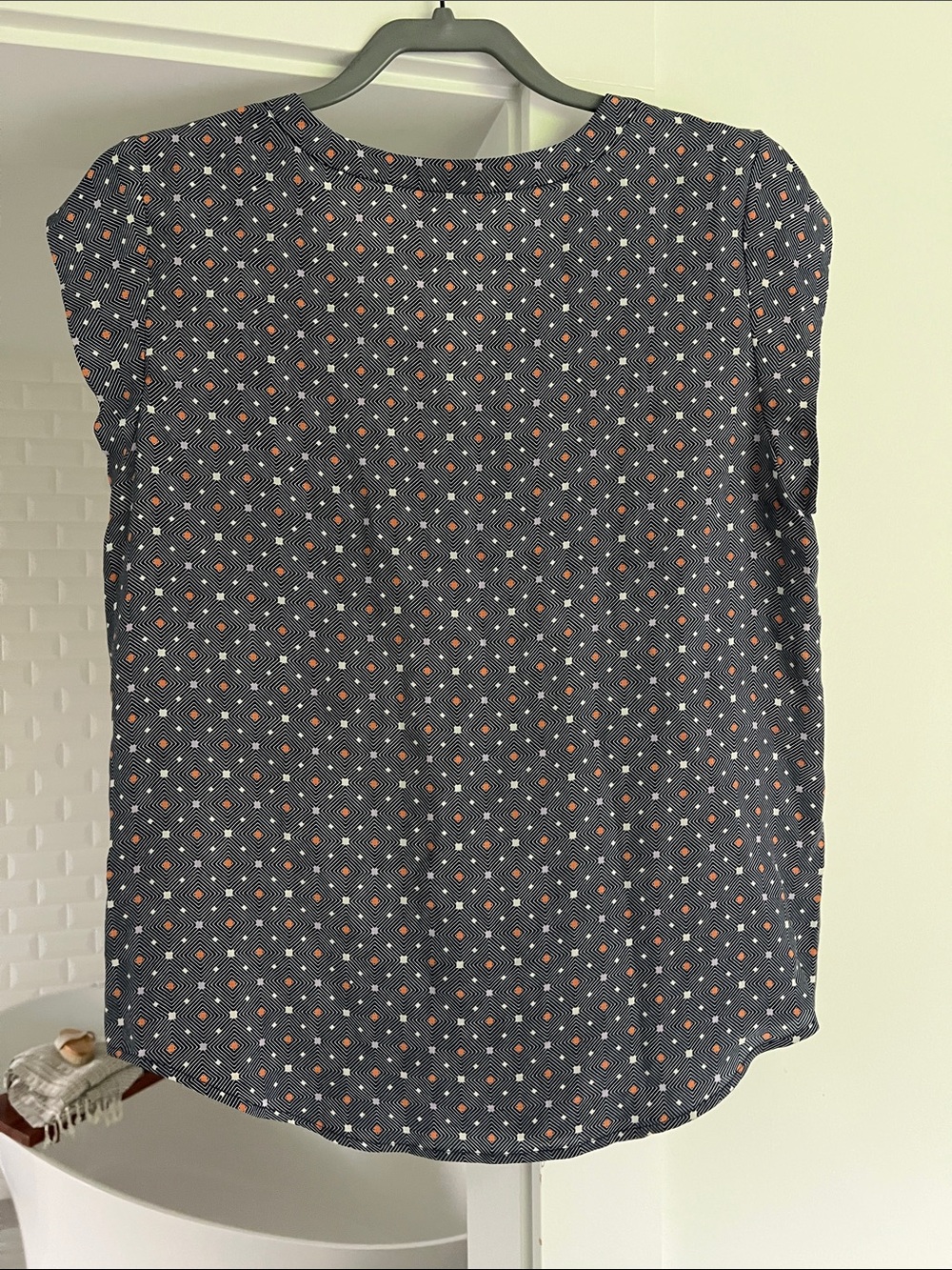 JOIE Ryanna Blouse Silk Geo Print Short Sleeve V Neck Shirt Top Women’s Med - Picture 7 of 7